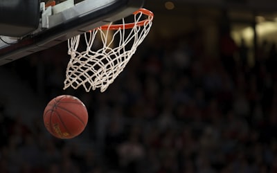 NBA季后赛湖人队与勇士队比赛瞬间 - 球员投篮篮筐特写